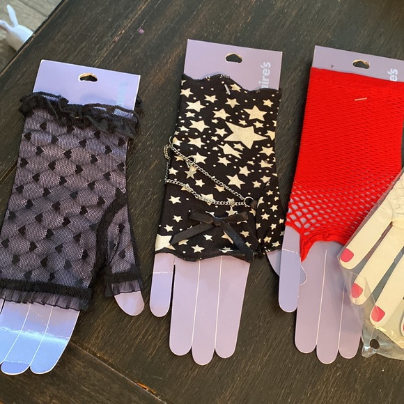 Gloves - Picture 2 of 12